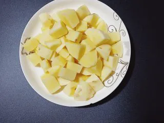 牧羊人派(Shepherd’s pie),土豆去皮,切成小块,上锅蒸熟。