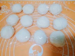 紫菜光饼,也叫福州肉烧,揉圆盖保鲜膜防止面团发干