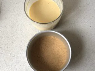 免烤❗️芒果酸奶蛋糕,蛋糕糊就做好啦，倒入模具