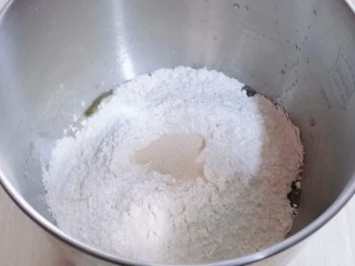 红豆日式咖啡面包卷,再加入面粉,酵母粉!准备开始和面。