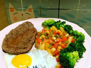 “假装米其林”牛排家庭套餐,再煎个太阳蛋，摆盘。