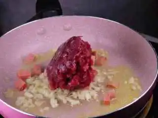 教你一个拌面的新吃法，口感爽滑劲道,蒜末爆香后加入牛肉糜跟火腿丁下锅一同翻炒。