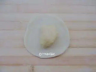 麻酱白糖酥饼,水油皮和油酥都各分成8份,搓圆。水油皮擀圆,放入油酥