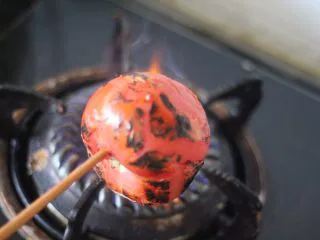 俄罗斯经典罗宋汤,番茄在火上翻烤一圈到表皮翘起。