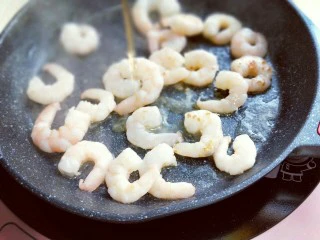 番茄肉酱意大利面＋虾仁＋烤肠,清炒炒虾仁，锅中加入油，再加入虾仁，翻炒，加入料酒。