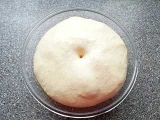 燕麦全麦羊角包,手指粘干粉戳入面团中,看一下面团的发酵状态,微微回缩即可。