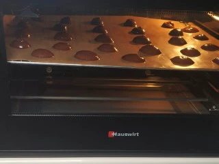 网红夏威夷果仁可可脆脆巧克力片 香港珍妮聪明小熊夏威夷果仁巧克力脆脆,16.烤箱上下火120度烘烤30秒，是半分钟，这看清楚了；