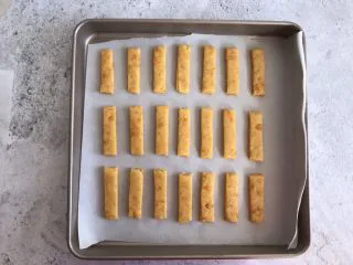 网红咸蛋黄饼干,摆入烤盘，放入提前预热好的烤箱上下火170度烤20分钟