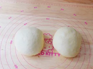 豆沙吐司面包,将发酵好的面团取出排气揉匀，再分成两份相同大小的面团，揉圆后盖上保鲜膜醒发20分钟