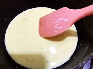 醇厚浓郁的巧克力慕斯蛋糕,最小火加热至微微浓稠后关火 一定要不停搅拌哦