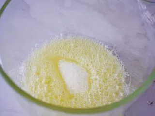 八寸中空红丝绒戚风蛋糕,加入白糖,白糖分三次加入,打发至硬性发泡