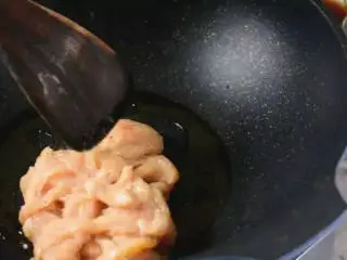 美味的茄汁鸡肉好吃又简单,做法分享给你 ,起油锅，倒入芝麻油，放入鸡肉片炒至断生