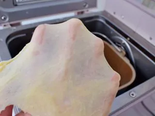 豆沙吐司面包,直到揉至扩展阶段，也就是可以拉出薄薄一层膜