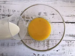 蔓越莓蛋糕卷,蛋黄打散加入纯牛奶