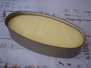 酸奶芝士蛋糕,把蛋糕糊倒入模具中,震出大气泡