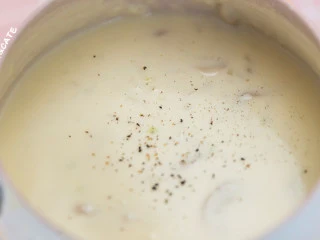 浓香的奶油与蘑菇相遇，奶香浓郁，口感细腻，没有人会不爱吧?,加入适量的盐，糖和黑胡椒进行调味