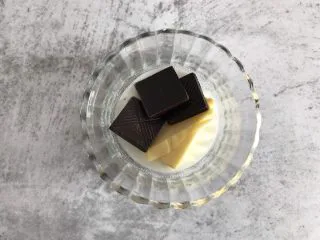 巧克力纸杯蛋糕,碗中加入牛奶，黄油，巧克力