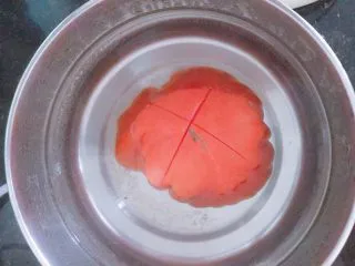 番茄蘑菇肉酱意大利面,锅中烧开水,番茄底部划十字刀,放入开水中