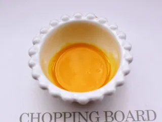 馄饨皮香蕉派,把鸡蛋打散后，鸡蛋清不用，把鸡蛋黄搅拌均匀备用。