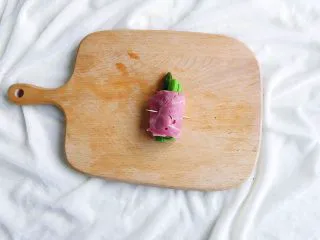 培根“如意”卷, 用一根牙签固定