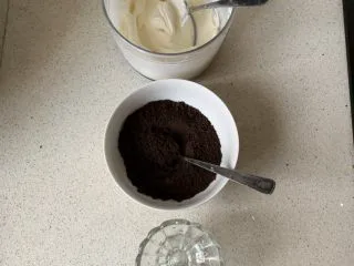 奥利奥木糠杯,准备3个玻璃杯,奶油放入裱花袋