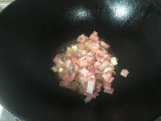 芝士培根焗饭,大火烧热油、爆炒培根出香味。