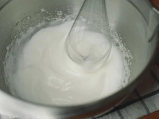 抹茶魔法蛋糕,再高速打半分钟,蛋白霜开始出现纹路。