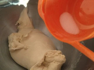 蒜香香肠热狗面包,加入3克盐。