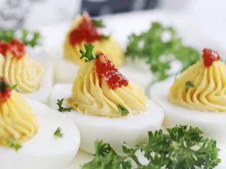 绿色美食+鱼子酱魔鬼蛋,美味的鱼子酱魔鬼蛋就做好了。