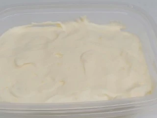 自制无冰渣版的冰激凌,装入容器中,703克的容器可以装一罐。