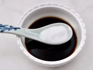 日式柠香烤鳗鱼,这个时候加入盐调味。