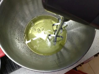 烘焙入门戚风蛋糕,蛋清加入三分之一的白糖,电动打蛋器垂直于盆底,高速打发。