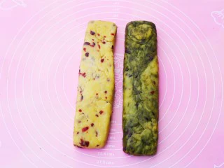 双色蔓越莓饼干,将两个面团整理成长宽相等的条。