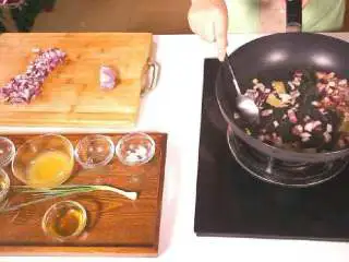 法式香橙煎鸭胸 , 再次开火,在留有底油的锅中放入洋葱碎、丁香、香叶,炒香。