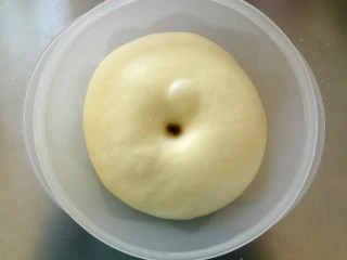  软萌甜紫米面包,发酵到2倍大手指粘粉戳孔洞口不回缩不塌陷就可以了