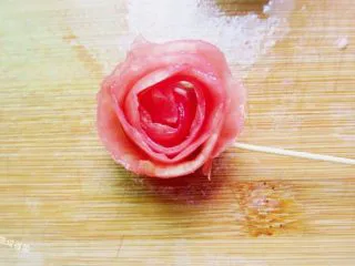 黑胡椒牛排，自制简单西餐,削一整条西红柿皮，小心从柿皮的一端卷起，使之成为一团，轻轻的用牙签将花串起来，使之不容易变形，即可移动