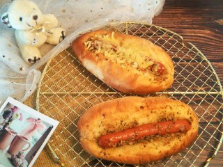 蒜香香肠热狗面包,就完成了。面包出炉后放凉一会儿会儿就会变得松软可口,好吃呢。