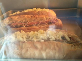 蒜香香肠热狗面包,烤箱160°烤20分钟,喜欢的话还可以放上芝士碎。