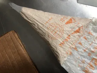 梦龙脆皮盒子,装入裱花袋。