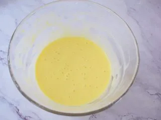 酸奶蛋糕(黄油版),搅拌均匀,表面无颗粒即可