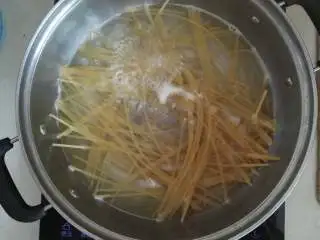 美味+营养+核桃+肉酱意面,锅中烧开水,将意大面下入锅中,待面软后,用筷子搅动面,以防粘锅底,煮13分钟就可以关火啦。