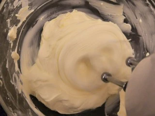 最经典浓郁巧克力奶酪蛋糕,继续打到柔顺。🐷