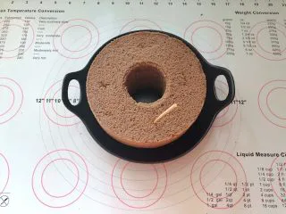 可可奶油夹心蛋糕,12、用竹签在蛋糕上扎几个小洞,在里面搅几下。