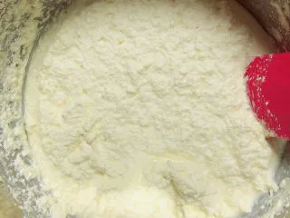 肉松海苔麦芬蛋糕,将食材搅拌均匀。