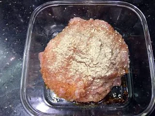 美味的日式炸猪排,放入，生抽、鸡精、胡椒粉