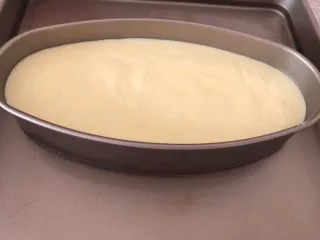 轻乳酪芝士蛋糕,将烤盘加入1cm高热水 水浴法烘烤，烤箱提前预热上下火130度 下层烤90分钟