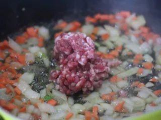 俄罗斯经典罗宋汤,闻到洋葱香味下牛肉馅儿。