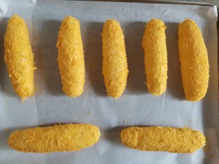 脆皮山药奶酪棒～健脾养胃还补钙,全部做好，依次放入铺好油纸的烤盘