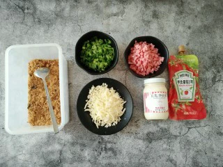 手撕海苔肉松面包,准备所需馅料。