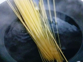 番茄肉酱意大利面＋虾仁＋烤肠,煮意大利面，水烧开后下入意大利面。